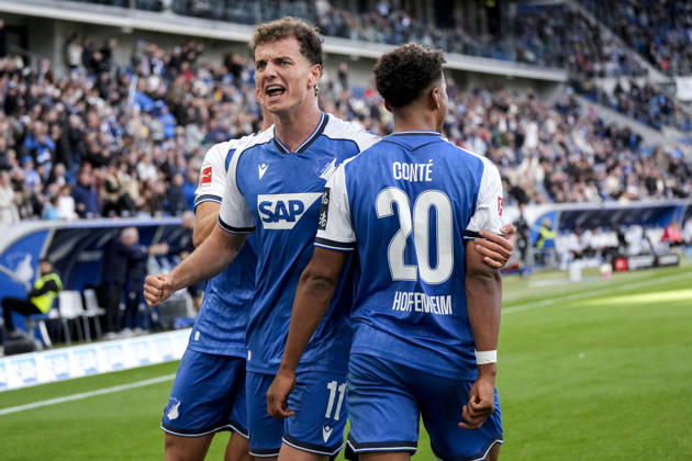v.li.: Tim Lemperle (Hoffenheim, 19), Fisnik Asllani (Hoffenheim, 11), Bambase Conte (Hoffenheim, 20), Spieler der TSG 1899 Hoffenheim, jubeln über das Tor zum 2:1, Jubel, Torjubel, Torerfolg, celebrate the goal, goal, celebration, jubelt ueber das Tor, Freuen, Freude, freut sich, optimistisch, positiv, Spielszene, Highlight, Action, Aktion, 10.10.2026, Sinsheim (Deutschland), Fussball, Bundesliga, TSG 1899 Hoffenheim - Hamburger SV, DFB DFL REGULATIONS PROHIBIT ANY USE OF PHOTOGRAPHS AS IMAGE SEQUENCES AND OR QUASI-VIDEO.