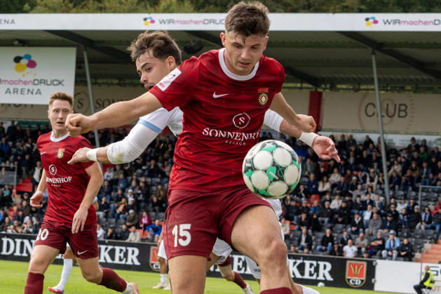10.10.2026, xerix, Fussball 3.Liga, SG Sonnenhof Grossaspach - SV Waldhof Mannheim v.l. Zweikampf zwischen Antonis Aidonis (SG Sonnenhof Großaspach) und Lukas Klünter (SV Waldhof Mannheim) Aspach