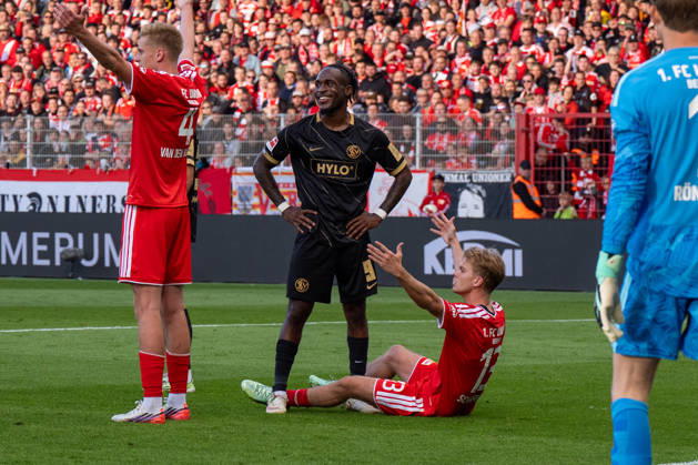 Deutschland: Fussball 1. Bundesliga, 5. Spieltag 2026 2027, 1.FC Union Berlin - SV Elversberg am 10.10.2026 in Berlin (Stadion An der Alten Försterei): Noel Futkeu (SV Elversberg, 9) nach einem Gerangel mit Andras Schäfer (1. FC Union Berlin, 13) Gesichtsausdruck, Mimik Copyright: xSvenxHeidmannx