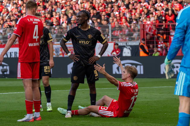 Deutschland: Fussball 1. Bundesliga, 5. Spieltag 2026 2027, 1.FC Union Berlin - SV Elversberg am 10.10.2026 in Berlin (Stadion An der Alten Försterei): Noel Futkeu (SV Elversberg, 9) nach einem Gerangel mit Andras Schäfer (1. FC Union Berlin, 13) Gesichtsausdruck, Mimik Copyright: xSvenxHeidmannx