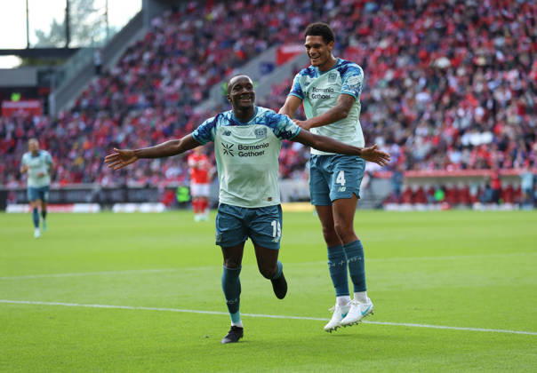 10.10.2026, Fussball Bundesliga, 1. FSV Mainz 05 - Bayer 04 Leverkusen, v.l., Torjubel zum 2:4 durch Moussa Diaby (Bayer 04 Leverkusen), Goal celebration, celebrate the goal, Jarell Quansah (Bayer 04 Leverkusen) DFL DFB REGULATIONS PROHIBIT ANY USE OF PHOTOGRAPHS AS IMAGE SEQUENCES AND OR QUASI-VIDEO. xdcx Copyright: HMBxMedia Claus