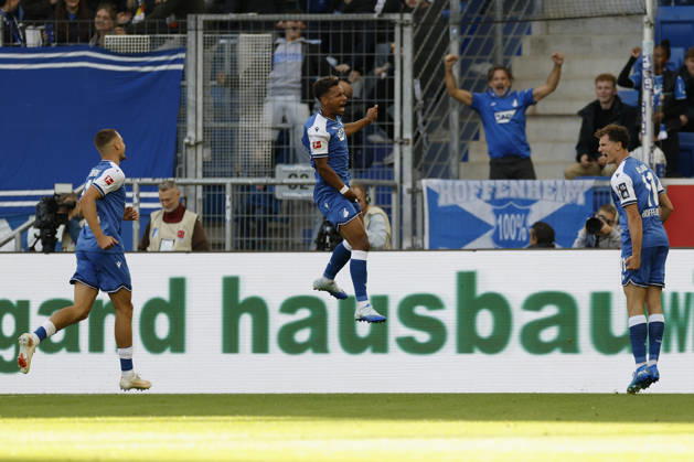 v.l.n.r.: Tim Lemperle (TSG Hoffenheim), Torschuetze, Scorer Bambasé Conté (TSG Hoffenheim) und Fisnik Asllani (TSG Hoffenheim), Jubel nach dem Tor zum 2:1, jubelnd, bejubelt, jubelt, jubeln, Cheers after the goal, cheering, celebrated, cheers, cheering, emotionsim Bundesliga-Spiel zwischen der TSG 1899 Hoffenheim und dem Hamburger SV in der PreZero Arena, Sinsheim, Deutschland, am 10. Oktober 2026. in action during the Bundesliga match between TSG 1899 Hoffenheim and Hamburger SV at the PreZero Arena, Sinsheim, Germany, on October 10, 2026. DFB DFL REGULATIONS PROHIBIT ANY USE OF PHOTOGRAPHS AS IMAGE SEQUENCES AND OR QUASI-VIDEO, Copyright: HMBxMedia xHeikoxBecker