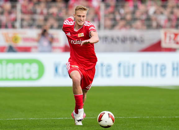 Zeno van den Bosch (1. FC Union Berlin, 4) am Ball. GER, 1.FC Union Berlin vs SV Elversberg, 1. Bundesliga, 5. Spieltag, Saison 2026-27, Stadion An der Alten Foersterei, Berlin, 10.10.2026 DFL REGULATIONS PROHIBIT ANY USE OF PHOTOGRAPHS AS IMAGE SEQUENCES AND OR QUASI-VIDEO 1.FC Union Berlin vs SV Elversberg, 1. Bundesliga, 5. Spieltag, Saison 2026-27, 10.10.2026 Berlin Copyright: xEibner-Pressefoto ScottxColemanx EP_SCN