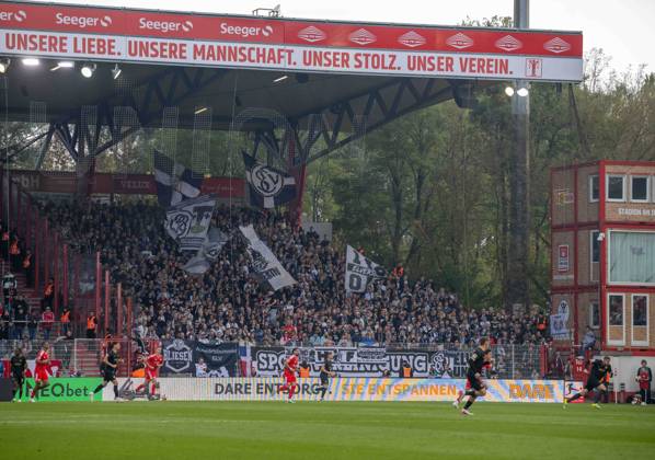 Fußball, Herren, Saison 2026 2027, 1. Bundesliga (5. Spieltag), 1. FC Union Berlin - SV 07 Elversberg, verkleinerter Gästeblock, Fans von Elversberg, 10.10.2026, Copyright: xMatthiasxKochx