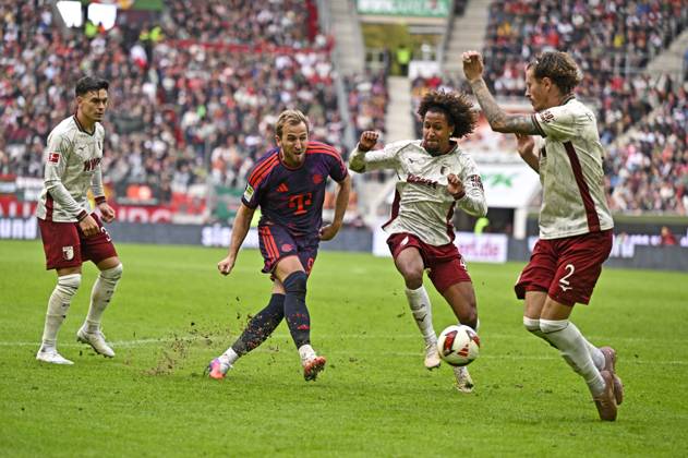 RECORD DATE NOT STATED 10.10.2026, Fussball Bundesliga 2026 2027, 5.Spieltag, FC Augsburg - FC Bayern München, in der WWK-Arena Augsburg, v.l. Fabian Rieder (FC Augsburg) , Harry Kane (FC Bayern München), Han-Noah Massengo (FC Augsburg) und Calvin Brackelmann (FC Augsburg)