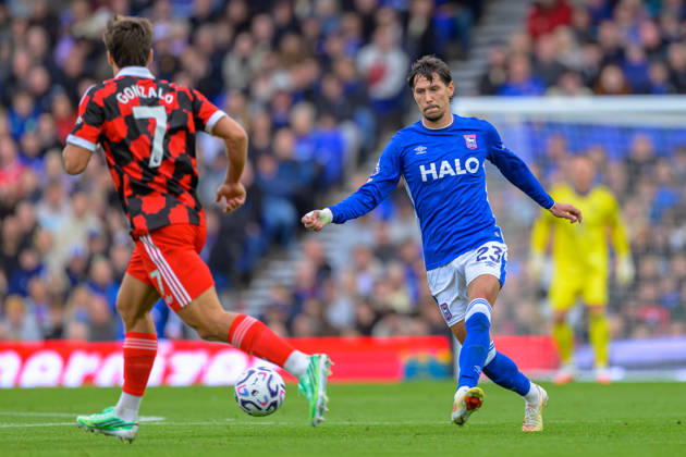 IPSWICH, ENGLAND OCTOBER 10 - Sasa Lukic of Ipswich Town on the ball during the Premier League game between Ipswich Town and Fulham at Portman Road on October 10, 2026 in Ipswich, England. (Photo by Keeran Marquis Sports Press Photo) Copyright: xKeeranxMarquis SPPx Sportspressphoto_SPR250850