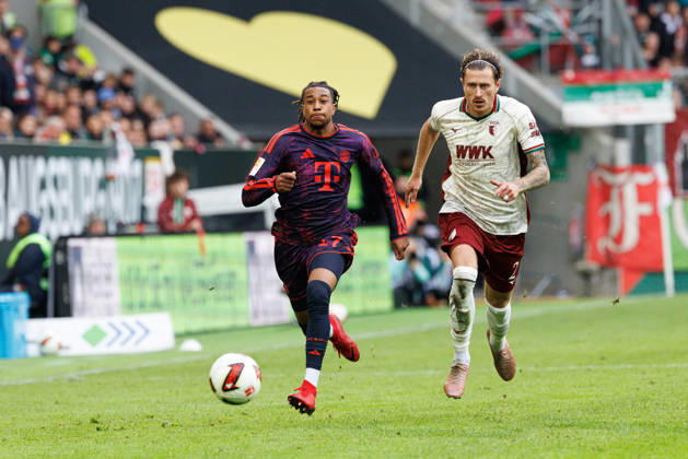 Michael Olise (17, FC Bayern München) und Calvin Brackelmann (2, FC Augsburg) beim Spiel zwischen FC Augsburg v FC Bayern München, Fussball, Herren, Bundesliga, 2026 2027, 5.Spieltag am 10.10.2026 in Augsburg, WWK ARENA. DFL and DFB regulations prohibit any use of photographs as image sequences and or quasi-video. Bayern Deutschland