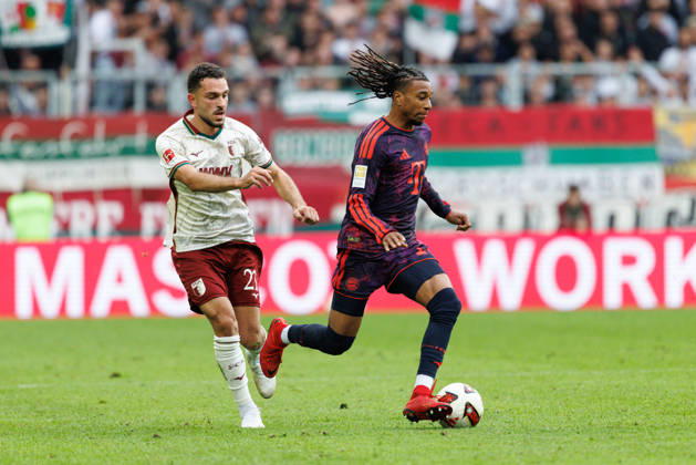 Michael Olise (17, FC Bayern München) und Arijon Ibrahimovic (21, FC Augsburg) beim Spiel zwischen FC Augsburg v FC Bayern München, Fussball, Herren, Bundesliga, 2026 2027, 5.Spieltag am 10.10.2026 in Augsburg, WWK ARENA. DFL and DFB regulations prohibit any use of photographs as image sequences and or quasi-video. Bayern Deutschland