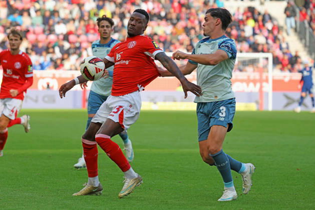 Mainz, Deutschland 10. Oktober 2026: 1. Bundesliga - 2026 2027 - 5. Spieltag - 1. FSV Mainz 05 gegen Bayer 04 Leverkusen Im Bild: v. li. im Zweikampf Sheraldo Becker (M05) gegen Miguel GutiÃ rrez Gutierrez (B04). DFL regulations prohibit any use of photographs as image sequences and or quasi-video Mewa Arena Rheinland - Pfalz Copyright: xFotostandx xRacochax