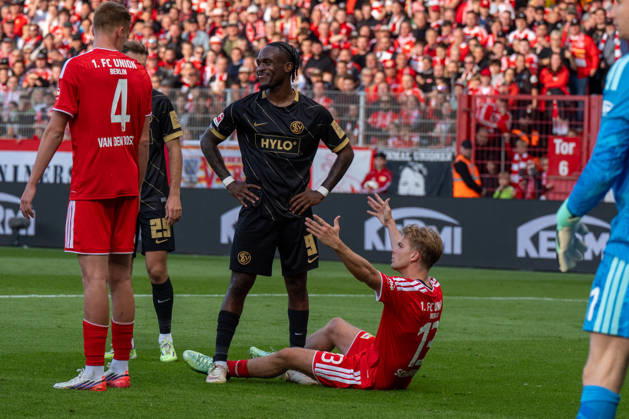 Deutschland: Fussball 1. Bundesliga, 5. Spieltag 2026 2027, 1.FC Union Berlin - SV Elversberg am 10.10.2026 in Berlin (Stadion An der Alten Försterei): Noel Futkeu (SV Elversberg, 9) nach einem Gerangel mit Andras Schäfer (1. FC Union Berlin, 13) Gesichtsausdruck, Mimik Copyright: xSvenxHeidmannx