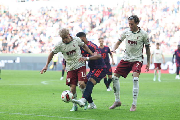 Hennes Behrens (FC Augsburg, 16) mit Ismael Saibari (FC Bayern Muenchen, 34) und Calvin Brackelmann (FC Augsburg, 02), GER, FC Augsburg vs. FC Bayern Muenchen, Fussball, Bundesliga, 5. Spieltag, Saison 2026 2027, 10.10.2026, DFL DFB REGULATIONS PROHIBIT ANY USE OF PHOTOGRAPHS as IMAGE SEQUENCES and or QUASI-VIDEO, GER, FC Augsburg vs. FC Bayern Muenchen, Fussball, Bundesliga, 5. Spieltag, Saison 2026 2027, 10.10.2026 Augsburg Copyright: xEibner-Pressefoto JennixMaulx EP_JML