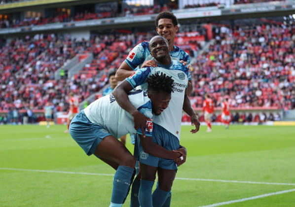 10.10.2026, Fussball Bundesliga, 1. FSV Mainz 05 - Bayer 04 Leverkusen, v.l., Torjubel zum 2:4 durch Moussa Diaby (Bayer 04 Leverkusen), Goal celebration, celebrate the goal, Edmond Tapsoba (Bayer 04 Leverkusen), Jarell Quansah (Bayer 04 Leverkusen) DFL DFB REGULATIONS PROHIBIT ANY USE OF PHOTOGRAPHS AS IMAGE SEQUENCES AND OR QUASI-VIDEO. xdcx Copyright: HMBxMedia Claus