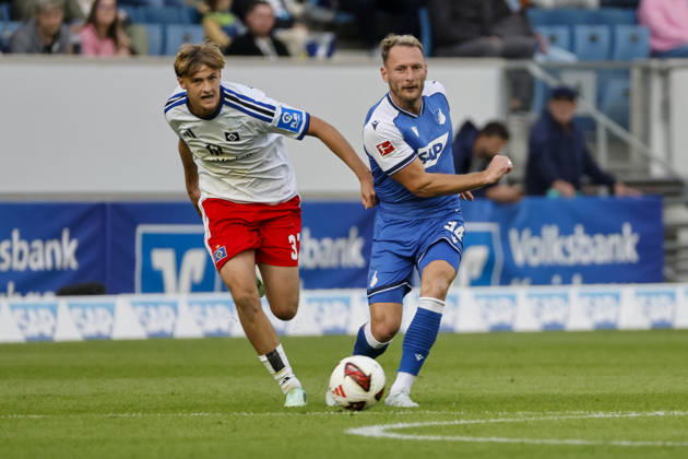 David Möller Wolfe (Hamburger SV, 03) und Vladimir Coufal (TSG Hoffenheim, 34) im Laufduell , Deutschland, Fussball, 1. Bundesliga, 5.Spieltag, 2026 2027, TSG Hoffenheim vs. Hamburger SV, 10.10.2026, Sinsheim SNP Arena Deutschland Copyright: xGrantxHubbsx