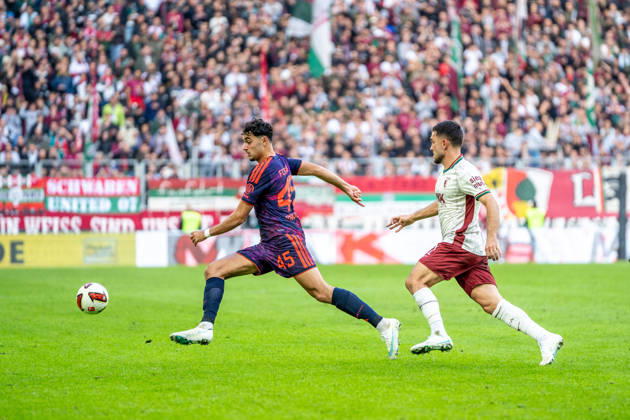 Aleksandar Pavlovic (45 Bayern) und Arijon Ibrahimovic (21 Augsburg) in Aktion beim Bundesligaspiel FC Augsburg - FC Bayern München am 10.10.2026.