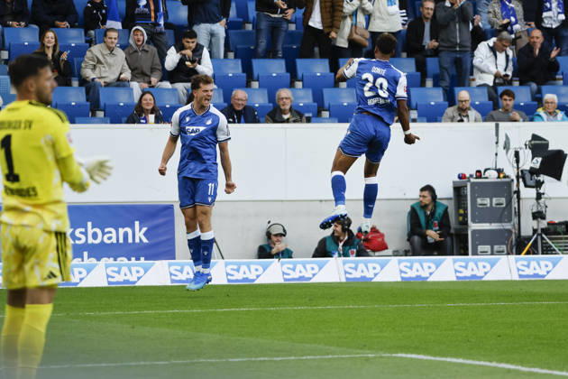 Torjubel TSG Hoffenheim beim 2:1 durch Bambase Conte (TSG Hoffenheim, 20), Freude, Begeisterung, positive Emotionen, Torerfolg , Deutschland, Fussball, 1. Bundesliga, 5.Spieltag, 2026 2027, TSG Hoffenheim vs. Hamburger SV, 10.10.2026, Sinsheim SNP Arena Deutschland Copyright: xGrantxHubbsx