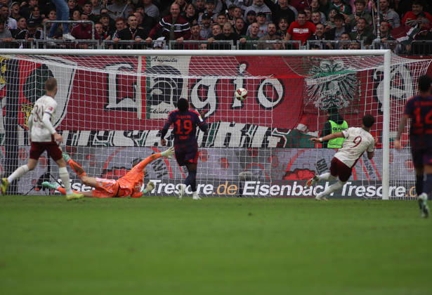 Fussball, Herren, Saison 2026 2027, FC Augsburg - FC Bayern München, Bundesliga, WWK Arena 2:1 durch Rodrigo Ribeiro (FC Augsburg) , Tor, Führung, hier gegen Keeper Manuel Neuer (FC Bayern München) DFL DFB regulations prohibit any use of photographs as image sequences and or quasi-video