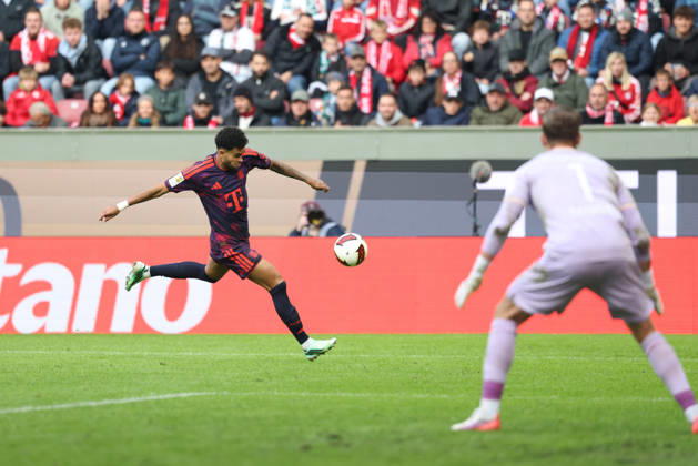Luis Diaz (FC Bayern Muenchen, 14) mit Ball mit Finn Dahmen (FC Augsburg, 01), GER, FC Augsburg vs. FC Bayern Muenchen, Fussball, Bundesliga, 5. Spieltag, Saison 2026 2027, 10.10.2026, DFL DFB REGULATIONS PROHIBIT ANY USE OF PHOTOGRAPHS as IMAGE SEQUENCES and or QUASI-VIDEO, GER, FC Augsburg vs. FC Bayern Muenchen, Fussball, Bundesliga, 5. Spieltag, Saison 2026 2027, 10.10.2026 Augsburg Copyright: xEibner-Pressefoto JennixMaulx EP_JML