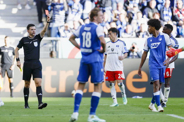 Schiedsrichter, Referee: Harm Osmers l. zeigt Bernardo (TSG Hoffenheim) r. die gelb rote Karte, Rote Karte für,Red card, Platzverweis, Ampelkarte im Bundesliga-Spiel zwischen der TSG 1899 Hoffenheim und dem Hamburger SV in der PreZero Arena, Sinsheim, Deutschland, am 10. Oktober 2026. in action during the Bundesliga match between TSG 1899 Hoffenheim and Hamburger SV at the PreZero Arena, Sinsheim, Germany, on October 10, 2026. DFB DFL REGULATIONS PROHIBIT ANY USE OF PHOTOGRAPHS AS IMAGE SEQUENCES AND OR QUASI-VIDEO, Copyright: HMBxMedia xHeikoxBecker