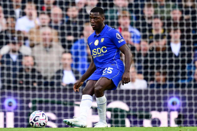 Chelsea v Bournemouth, Premier League Chelsea midfielder Moises Caicedo (25) looks to release the ball during the Premier League match between Chelsea and Bournemouth at Stamford Bridge, London, UK on 10 October 2026. London Stamford Bridge Greater London UK Editorial use only DataCo restrictions apply See www.football-dataco.com , Copyright: xDennisxGoodwinx PSI-24979-0032