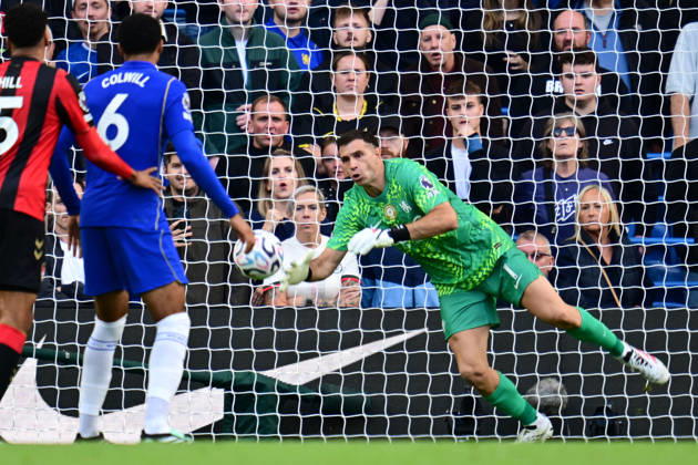 Chelsea v Bournemouth, Premier League Chelsea goalkeeper Emiliano Martinez (1) makes an important save during the Premier League match between Chelsea and Bournemouth at Stamford Bridge, London, UK on 10 October 2026. London Stamford Bridge Greater London UK Editorial use only DataCo restrictions apply See www.football-dataco.com , Copyright: xDennisxGoodwinx PSI-24979-0033
