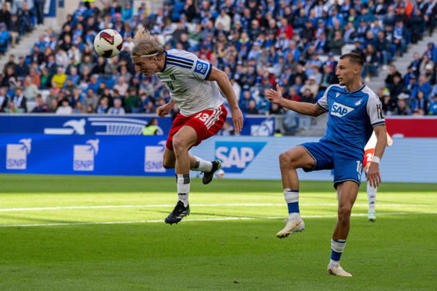Sebastiaan Bornauw (Hamburger SV) und Tim Lemperle (TSG 1899 Hoffenheim). xettx, Deutschland, Sinsheim, 10.10.2026, Fussball, Bundesliga: TSG 1899 Hoffenheim vs Hamburger SV, Saison 2026 2027, 5. Spieltag, SNP Arena DFL DFB REGULATIONS PROHIBIT ANY USE OF PHOTOGRAPHS AS IMAGE SEQUENCES AND OR QUASI-VIDEO.