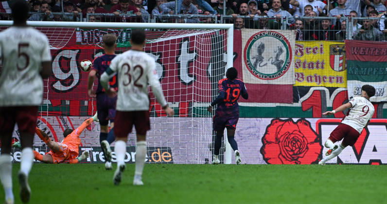 10.10.2026, xemx, Fussball 1.Bundesliga, FC Augsburg - Bayern München v.l. Rodrigo Ribeiro (FC Augsburg) Goal scored, erziehlt das Tor zum 2:1 (DFL DFB REGULATIONS PROHIBIT ANY USE OF PHOTOGRAPHS as IMAGE SEQUENCES and or QUASI-VIDEO) Augsburg