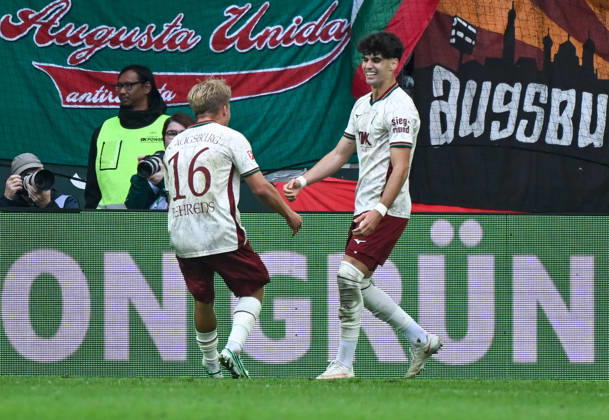 10.10.2026, xemx, Fussball 1.Bundesliga, FC Augsburg - Bayern München v.l. Rodrigo Ribeiro (FC Augsburg) Jubel, Torjubel, celebrate the goal, jubelt ueber das Tor zum 2:1 (DFL DFB REGULATIONS PROHIBIT ANY USE OF PHOTOGRAPHS as IMAGE SEQUENCES and or QUASI-VIDEO) Augsburg