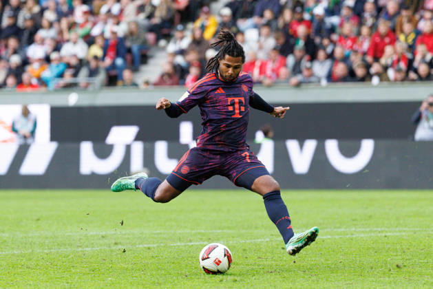 Serge Gnabry (7, FC Bayern München) beim Spiel zwischen FC Augsburg v FC Bayern München, Fussball, Herren, Bundesliga, 2026 2027, 5.Spieltag am 10.10.2026 in Augsburg, WWK ARENA. DFL and DFB regulations prohibit any use of photographs as image sequences and or quasi-video. Bayern Deutschland