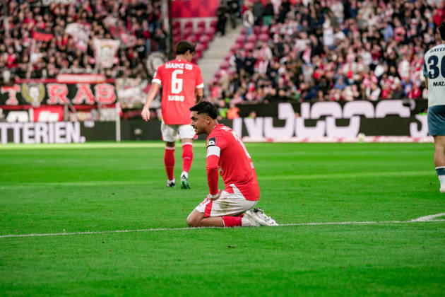 Deutschland: Fussball Saison 2026 2027 , 1. Bundesliga , 5. Spieltag , 1. FSV Mainz 05 vs. Bayer 04 Leverkusen - MEWA-Arena (Mainz) : Nadiem Amiri (1. FSV Mainz 05, 10) auf dem Boden, Emotionen Mainz MEWA-Arena Deutschland Germany Copyright: xBennetxLongx