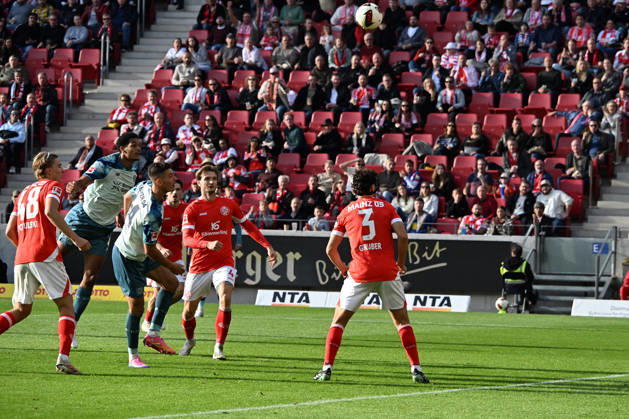 10.10.2026, xsltx, Fussball 1.Bundesliga, FSV Mainz 05 - Bayer 04 Leverkusen v.l. Jarell Quansah (Bayer 04 Leverkusen) Torschuetze, erzielt das Tor, Treffer, scores the goal 2:3 (DFL DFB REGULATIONS PROHIBIT ANY USE OF PHOTOGRAPHS as IMAGE SEQUENCES and or QUASI-VIDEO) Mainz