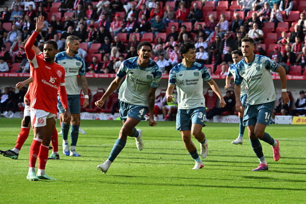 10.10.2026, xsltx, Fussball 1.Bundesliga, FSV Mainz 05 - Bayer 04 Leverkusen v.l. Torjubel nach dem Tor zum celebrating the goal celebrate 2:3 durch Jarell Quansah (Bayer 04 Leverkusen) (DFL DFB REGULATIONS PROHIBIT ANY USE OF PHOTOGRAPHS as IMAGE SEQUENCES and or QUASI-VIDEO) Mainz