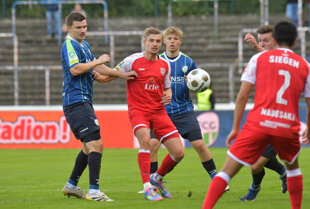 10.10.2026, GER, Fussball, Regionalliga West, Saison 2026 2027, 12. Spieltag, Ohlendorf Stadion im Heidewald, Gütersloh FC Gütersloh - SF Siegen 0 : 5 Björn Rother (FC Gütersloh, links) gegen Elias Paul Huth (SF Siegen), Aktion, Duell, Zweikampf