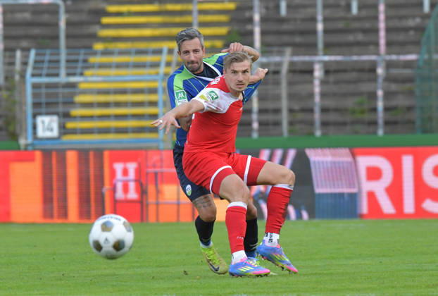 10.10.2026, GER, Fussball, Regionalliga West, Saison 2026 2027, 12. Spieltag, Ohlendorf Stadion im Heidewald, Gütersloh FC Gütersloh - SF Siegen 0 : 5 Kevin Hingerl (FC Gütersloh, links) gegen Elias Paul Huth (SF Siegen), Aktion, Duell, Zweikampf