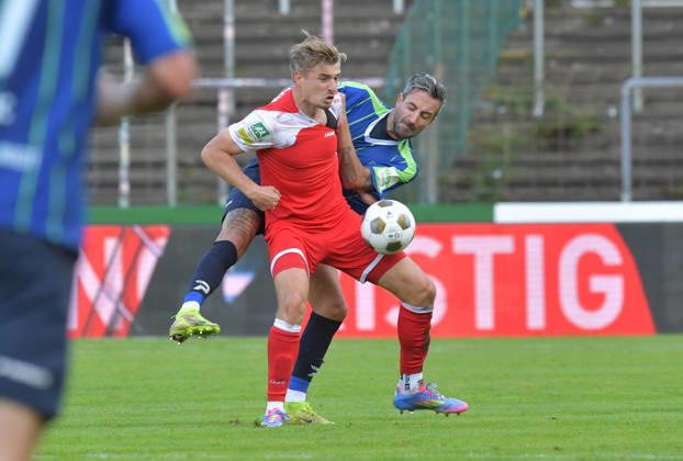 10.10.2026, GER, Fussball, Regionalliga West, Saison 2026 2027, 12. Spieltag, Ohlendorf Stadion im Heidewald, Gütersloh FC Gütersloh - SF Siegen 0 : 5 Kevin Hingerl (FC Gütersloh, rechts) gegen Elias Paul Huth (SF Siegen), Aktion, Duell, Zweikampf
