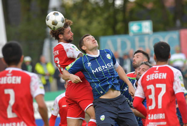 10.10.2026, GER, Fussball, Regionalliga West, Saison 2026 2027, 12. Spieltag, Ohlendorf Stadion im Heidewald, Gütersloh FC Gütersloh - SF Siegen 0 : 5 Björn Rother (FC Gütersloh, rechts) gegen Jan-Luca Rumpf (SF Siegen), Aktion, Duell, Zweikampf, Kopfball