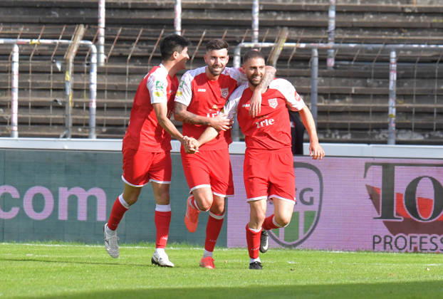10.10.2026, GER, Fussball, Regionalliga West, Saison 2026 2027, 12. Spieltag, Ohlendorf Stadion im Heidewald, Gütersloh FC Gütersloh - SF Siegen 0 : 5 Tor-Jubel SF Siegen : Rikuhei Nabesaka, Dennis Brock und Torschütze Serhat Semih Güler (alle SF Siegen, v.L.), Aktion, Einzelbild, Quer, Mimik, Gestik, Jubel, jubeln, Freude, freuen