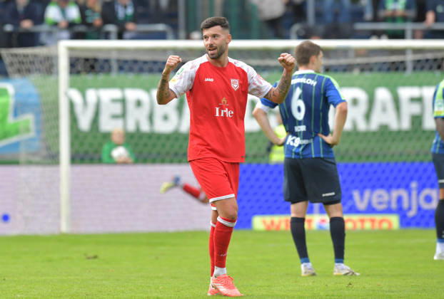 10.10.2026, GER, Fussball, Regionalliga West, Saison 2026 2027, 12. Spieltag, Ohlendorf Stadion im Heidewald, Gütersloh FC Gütersloh - SF Siegen 0 : 5 Tor-Jubel SF Siegen : Dennis Brock (SF Siegen), Aktion, Einzelbild, Quer, Mimik, Gestik, Jubel, jubeln, Freude, freuen