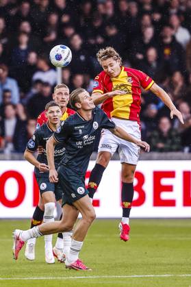 DEVENTER , 10-10-2026 , Stadium De Adelaarshorst , season 2026 2027 , Dutch Eredivisie football . match between Go Ahead Eagles and Sparta Rotterdam, Picture shows Sparta player Milan Zonneveld , Eagles player Soren Tengstedt Go Ahead Eagles - Sparta  x208109745x Copyright: