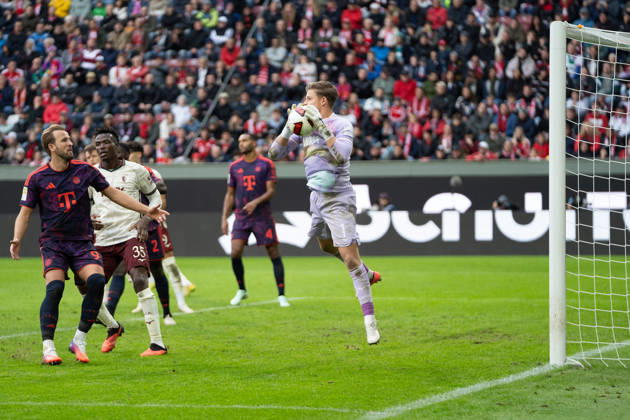 Finn Dahmen (1 Augsburg) in Aktion beim Bundesligaspiel FC Augsburg - FC Bayern München am 10.10.2026.