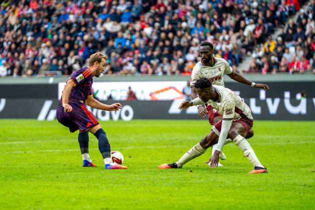 Harry Kane (9 Bayern) und Juma Bah (35 Augsburg) in Aktion beim Bundesligaspiel FC Augsburg - FC Bayern München am 10.10.2026.