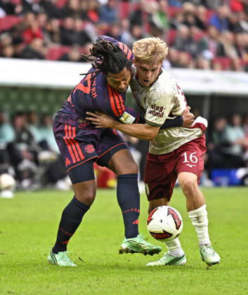 10.10.2026, Fussball Bundesliga 2026 2027, 5.Spieltag, FC Augsburg - FC Bayern München, in der WWK-Arena Augsburg, v.l. Serge Gnabry (FC Bayern München) gegen Hennes Behrens (FC Augsburg)