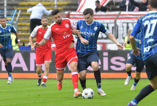 10.10.2026, GER, Fussball, Regionalliga West, Saison 2026 2027, 12. Spieltag, Ohlendorf Stadion im Heidewald, Gütersloh FC Gütersloh - SF Siegen 0 : 5 Björn Rother (FC Gütersloh, rechts) gegen Dennis Brock (SF Siegen), Aktion, Duell, Zweikampf
