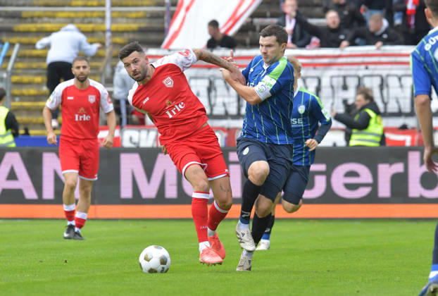 10.10.2026, GER, Fussball, Regionalliga West, Saison 2026 2027, 12. Spieltag, Ohlendorf Stadion im Heidewald, Gütersloh FC Gütersloh - SF Siegen 0 : 5 Björn Rother (FC Gütersloh, rechts) gegen Dennis Brock (SF Siegen), Aktion, Duell, Zweikampf