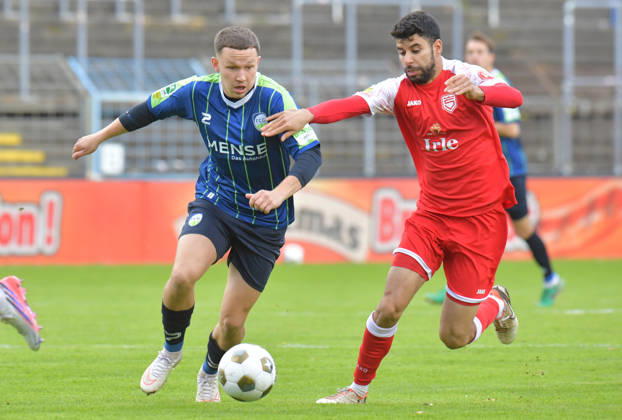 10.10.2026, GER, Fussball, Regionalliga West, Saison 2026 2027, 12. Spieltag, Ohlendorf Stadion im Heidewald, Gütersloh FC Gütersloh - SF Siegen 0 : 5 Phil Beckhoff (FC Gütersloh, links) gegen Hamza Saghiri (SF Siegen), Aktion, Duell, Zweikampf