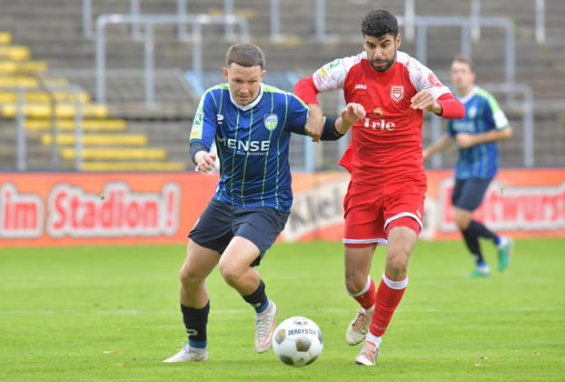 10.10.2026, GER, Fussball, Regionalliga West, Saison 2026 2027, 12. Spieltag, Ohlendorf Stadion im Heidewald, Gütersloh FC Gütersloh - SF Siegen 0 : 5 Phil Beckhoff (FC Gütersloh, links) gegen Hamza Saghiri (SF Siegen), Aktion, Duell, Zweikampf