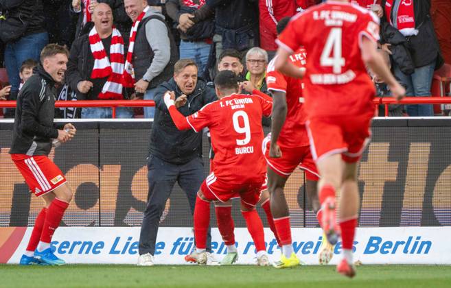 Fußball, Herren, Saison 2026 2027, 1. Bundesliga (5. Spieltag), 1. FC Union Berlin - SV 07 Elversberg, v. l. Michel Aebischer (1. FC Union), Profifußball-Geschäftsführer Horst Heldt (1. FC Union Berlin), Livan Burcu (1. FC Union Berlin), Jubel nach Tor zum 1:0, 10.10.2026, Copyright: xMatthiasxKochx
