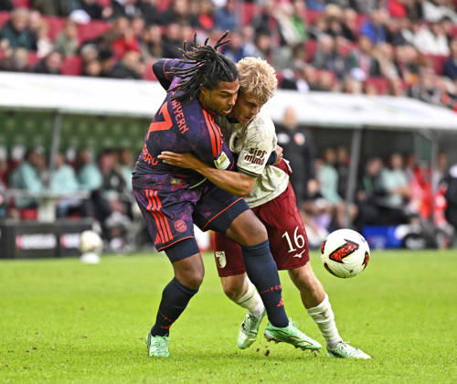 10.10.2026, Fussball Bundesliga 2026 2027, 5.Spieltag, FC Augsburg - FC Bayern München, in der WWK-Arena Augsburg, v.l. Serge Gnabry (FC Bayern München) gegen Hennes Behrens (FC Augsburg)