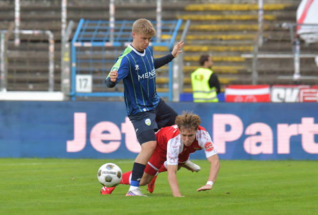 10.10.2026, GER, Fussball, Regionalliga West, Saison 2026 2027, 12. Spieltag, Ohlendorf Stadion im Heidewald, Gütersloh FC Gütersloh - SF Siegen 0 : 5 Erik Lanfer (FC Gütersloh, oben) gegen Konstantin Gerhardt (SF Siegen), Aktion, Duell, Zweikampf