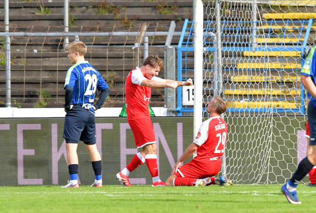 10.10.2026, GER, Fussball, Regionalliga West, Saison 2026 2027, 12. Spieltag, Ohlendorf Stadion im Heidewald, Gütersloh FC Gütersloh - SF Siegen 0 : 5 Tor-Jubel SF Siegen : Konstantin Gerhardt und Torschütze Elias Paul Huth (beide SF Siegen, v.L.) bejubeln das 0 : 1, Erik Lanfer (FC Gütersloh) ist enttäuscht, Aktion, Einzelbild, Quer, Mimik, Gestik, Jubel, jubeln, Freude, freuen