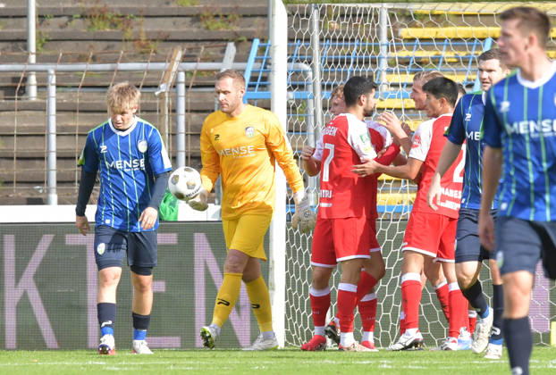 10.10.2026, GER, Fussball, Regionalliga West, Saison 2026 2027, 12. Spieltag, Ohlendorf Stadion im Heidewald, Gütersloh FC Gütersloh - SF Siegen 0 : 5 Erik Lanfer und Jarno Peters (beide FC Gütersloh, v.L) sind nach dem 0 : 1 enttäuscht, Aktion, Einzelbild, Quer, Mimik, Gestik, Enttäuscht, Enttäuschung